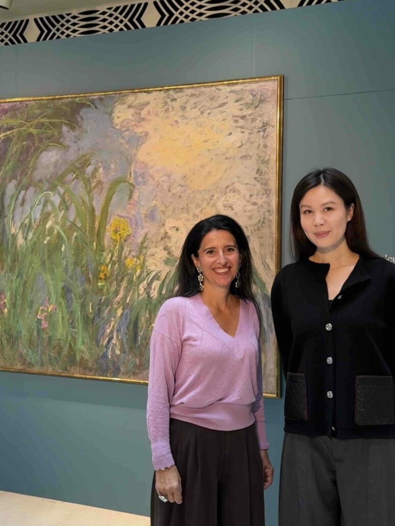 La créatrice du média Esprit Joaillerie en compagnie de l'artiste Feng J devant le tableau de Claude Monet présenté chez Sothebys