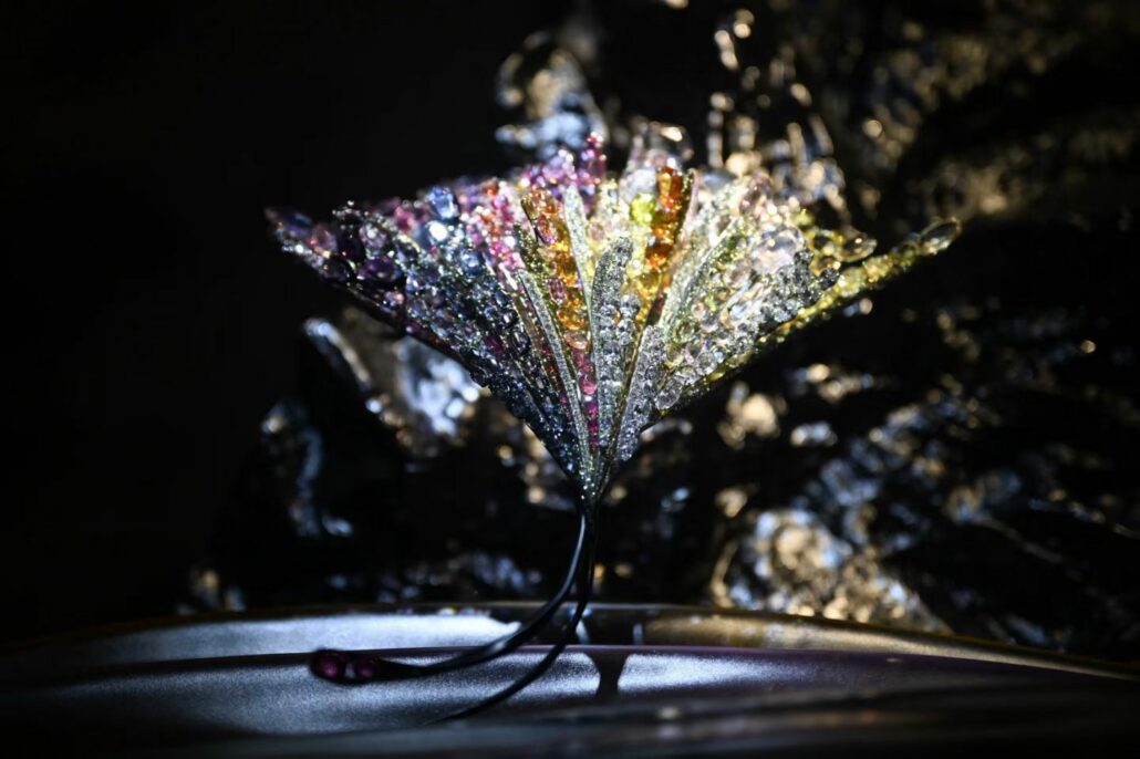 Feuille de Gingko à l’aube, entiérement sertie de pierres précieuses de couleurs.