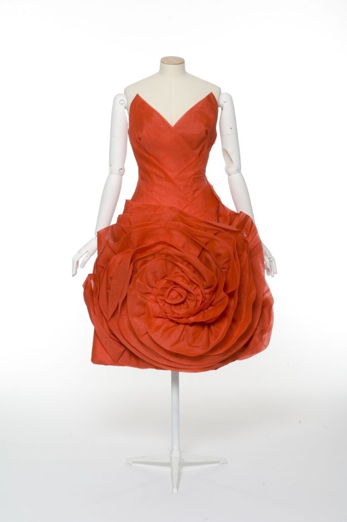 Robe rouge de Jean Dessès en organdi de soie et faille de soie. Réalisation haute couture vers 1957.
