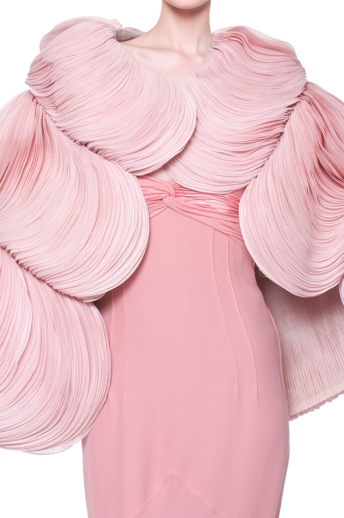 Robe en organza de soie, crêpeline de soie, crêpe de soie et satin de soie rose de Valentino en 2008. Modèle exposé au MAD pour l'exposition LOOK 40 ans de mode au musée MAD Paris.