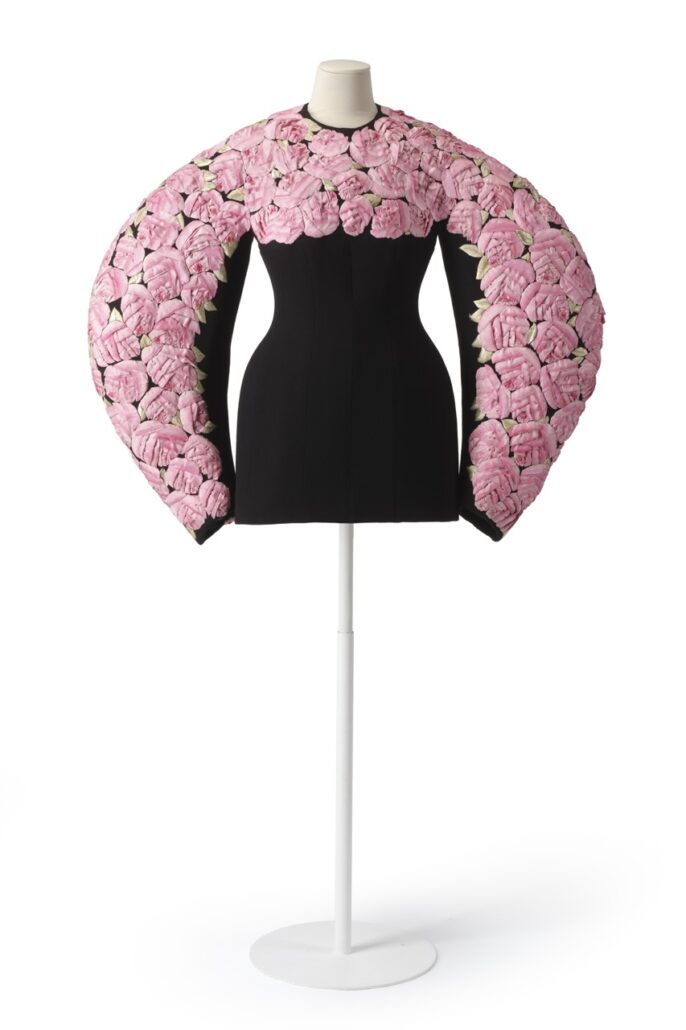 Robe rose et noir de Schiaparelli datant de 2021