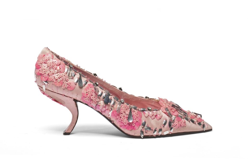 Chaussure rose brodée de Roger Vivier de 1963