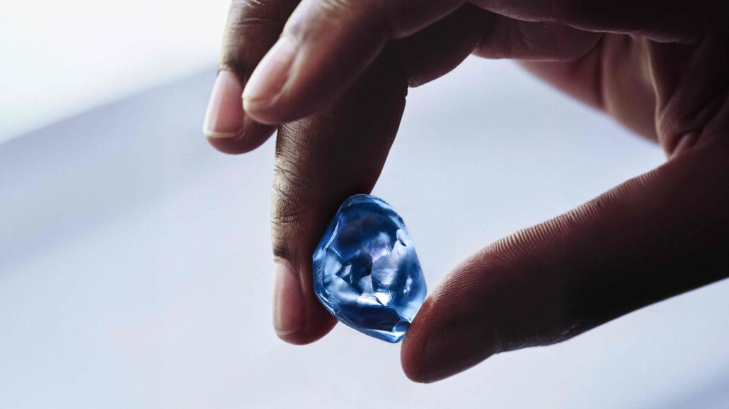 Diamant bleu brut Okavango et main