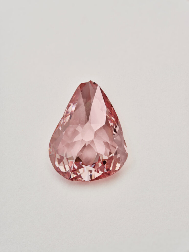 e Diamant rose, diamant historique des princes de Condé, exposé au château de Chantilly coté Verso