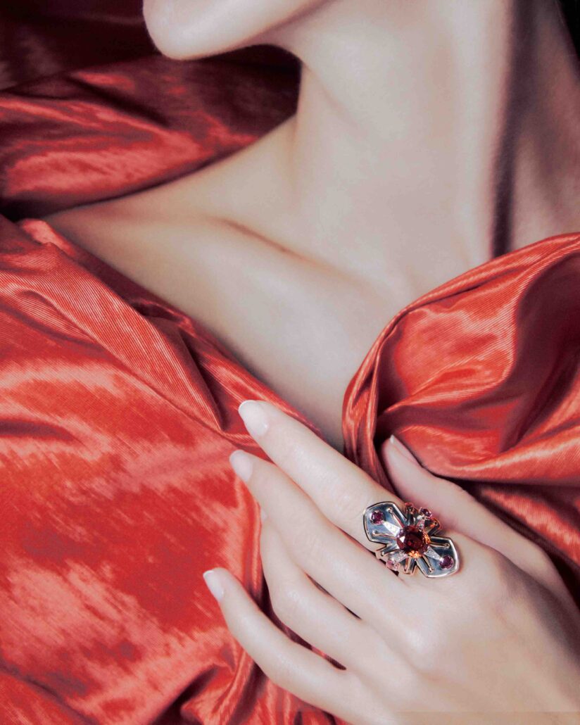 Bague sertie d'un grenat spessatite, de tourmalines et de diamants