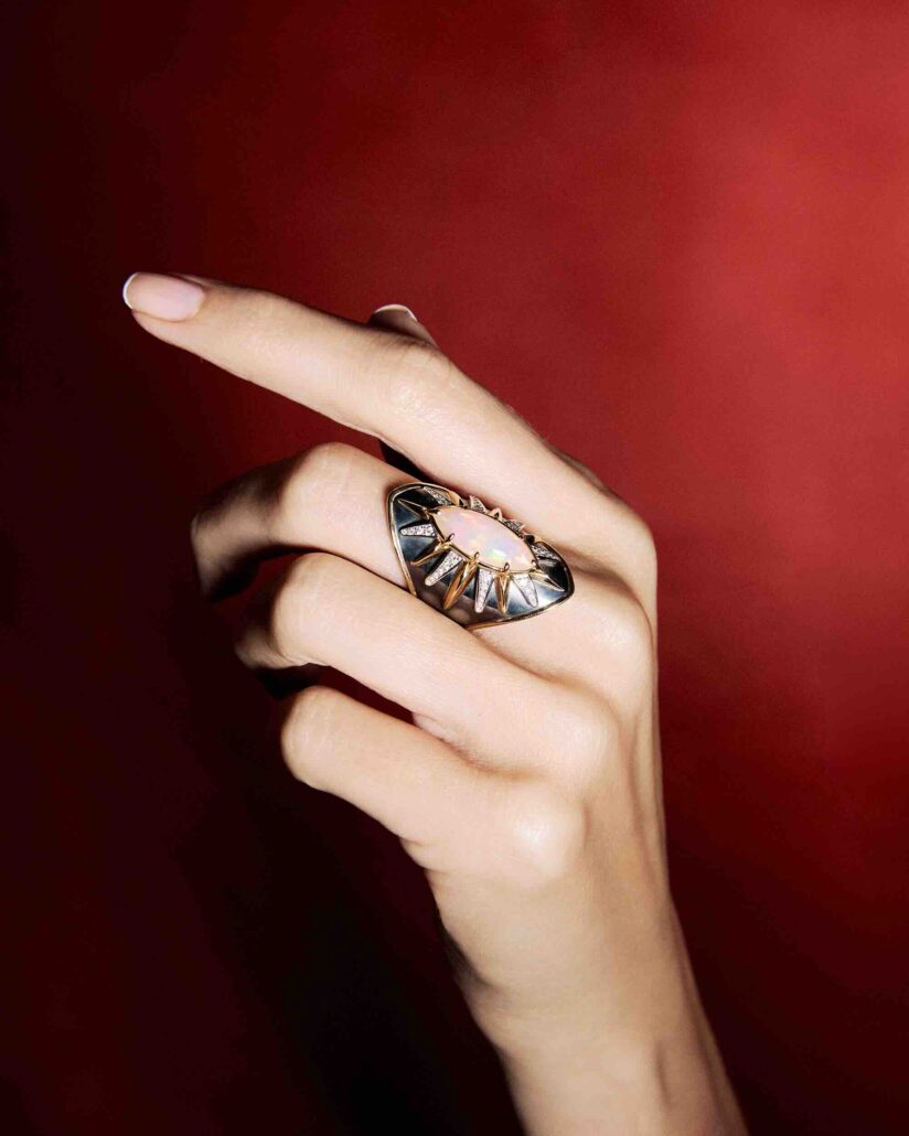 Bague ornée d'une opale blanche taille cabochon