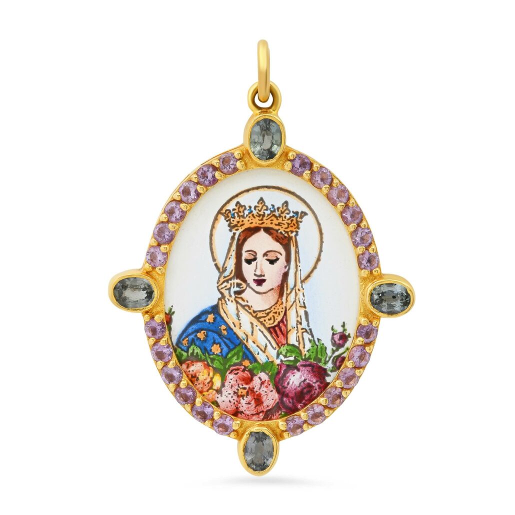 Médaille protectrice de la reine Vierge Marie peinte à la main sur porcelaine selon la technique de l’émail de Limoges, sertie d’or jaune
