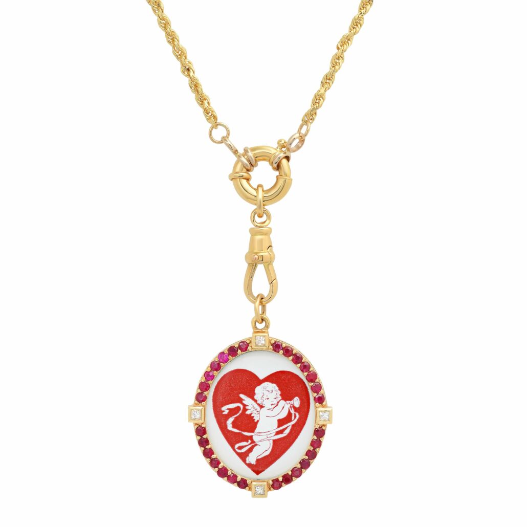 Pendentif sois mon ange avec sa chaîne peinte à la main sur porcelaine selon la technique de l’émail de Limoges, sertie d’or jaune