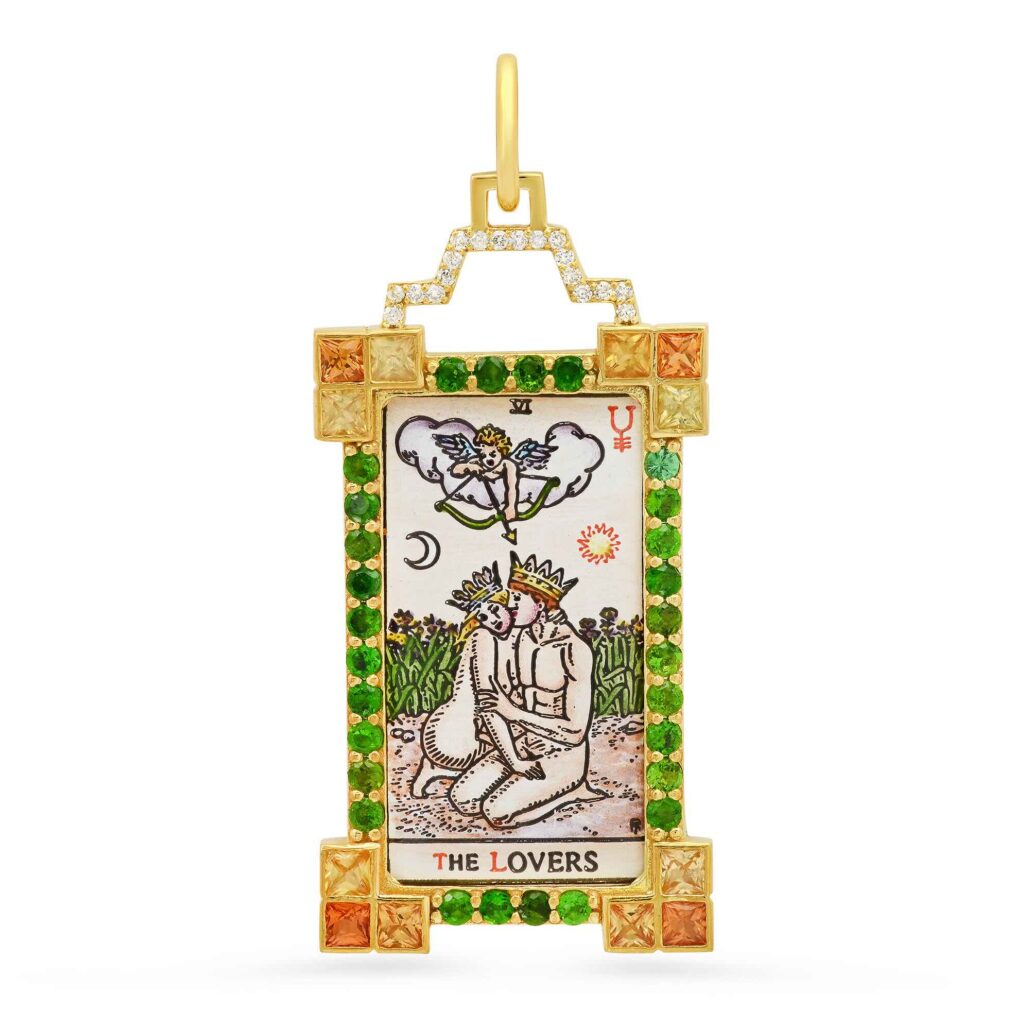 Bijou amulette carte taro les amoureux peint à la main sur porcelaine selon la technique de l’émail de Limoges, sertie d’or jaune