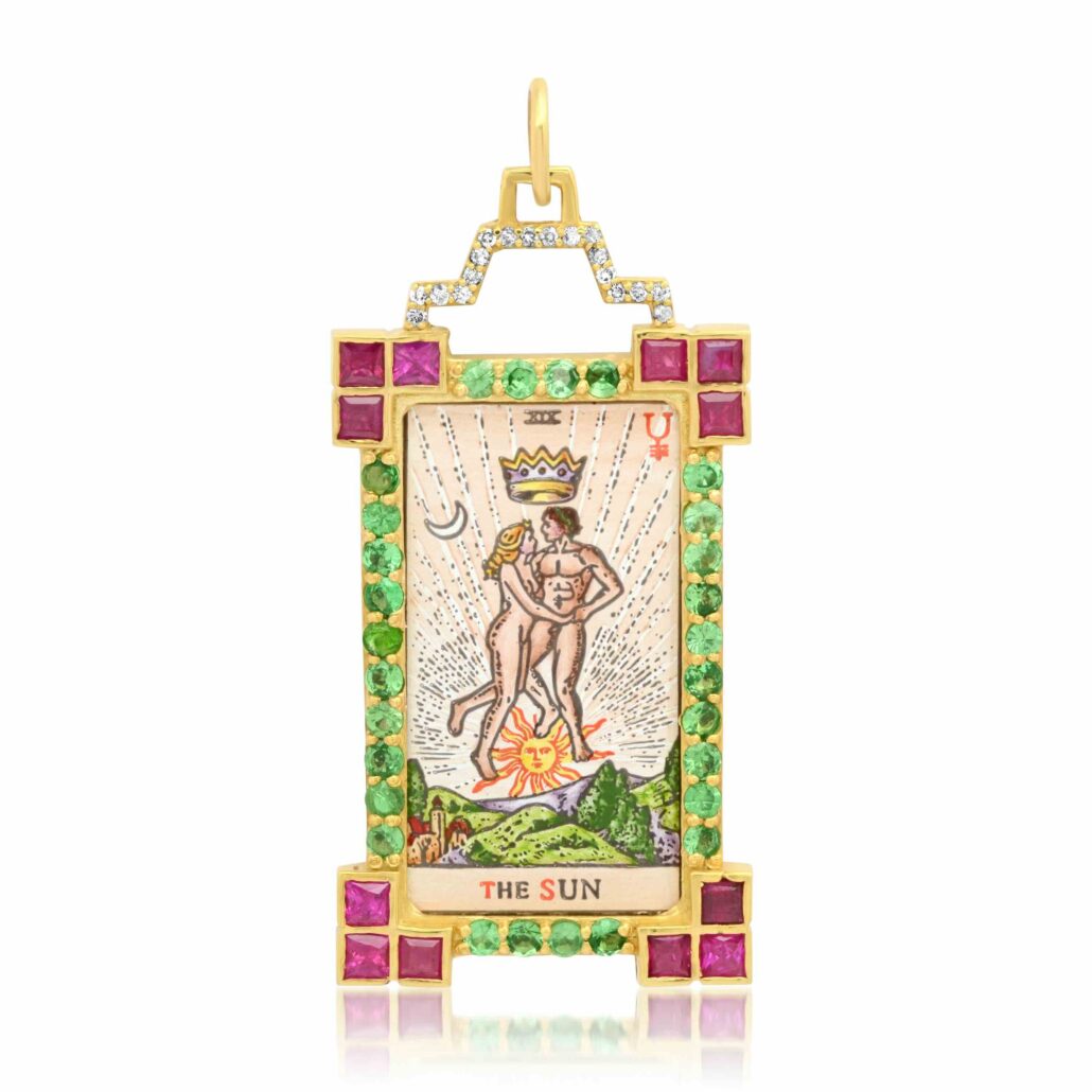 Bijou amulette carte taro le soleil peint à la main sur porcelaine selon la technique de l’émail de Limoges, sertie d’or jaune