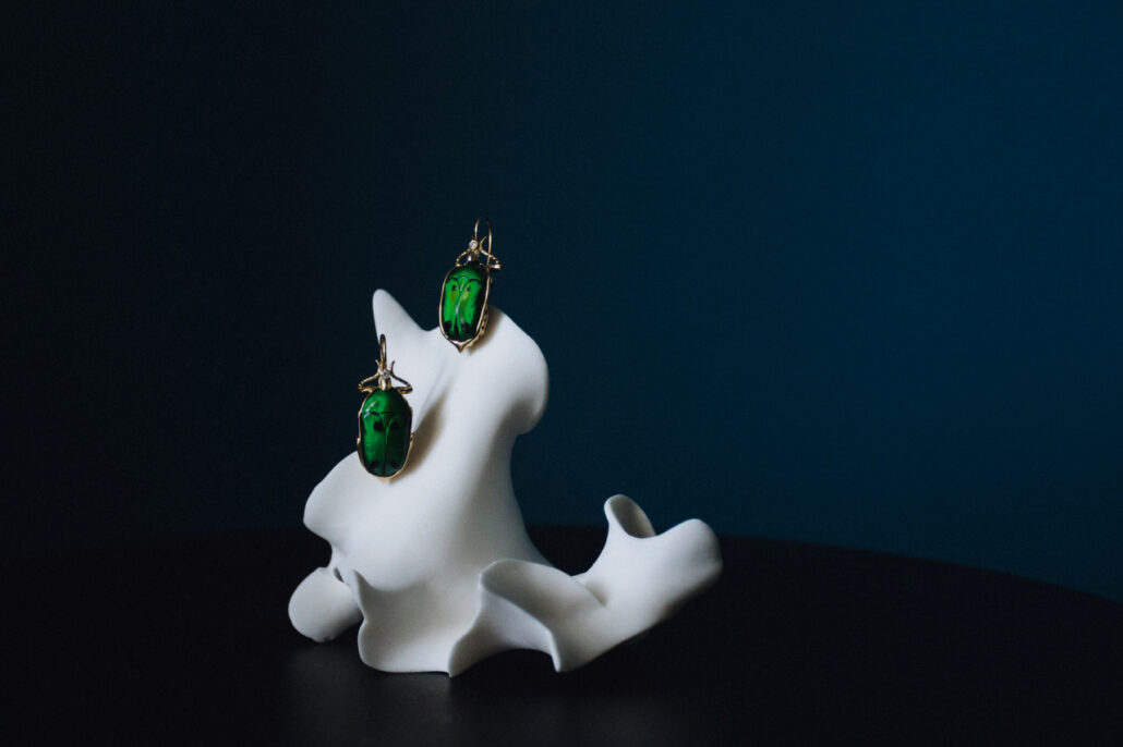 Boucles d'oreilles en or 18 carats et scarabée irisé
