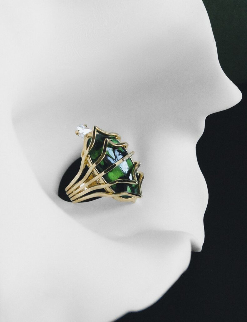 Bague en or 18 carats et scarabée irisé