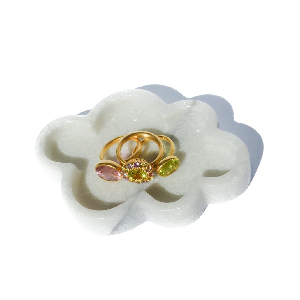 Trois bagues dans un vide poche nuage en marbre blanc