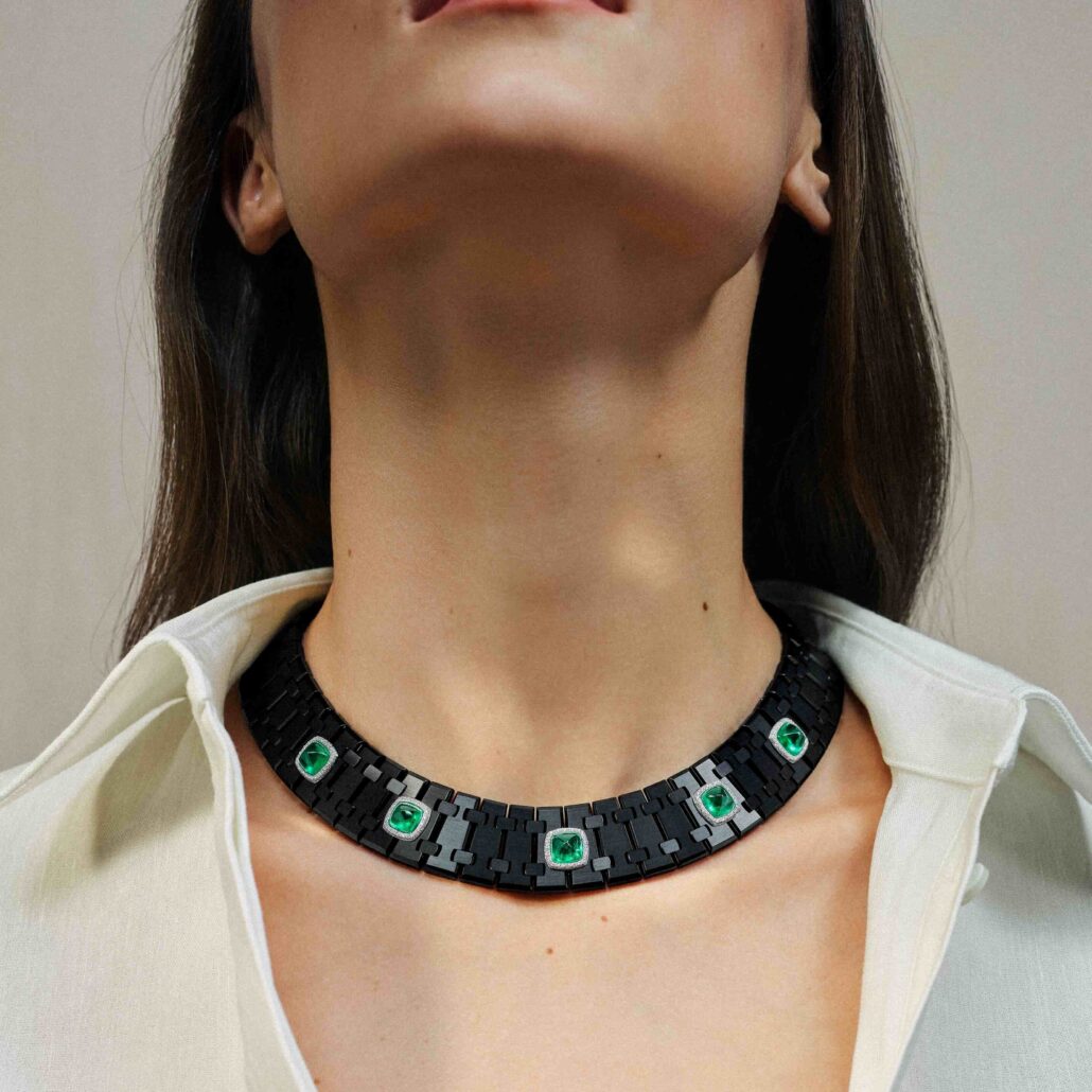 Collier Risoud Eclipse en titane noirci et émeraudes, Audemars Piguet.