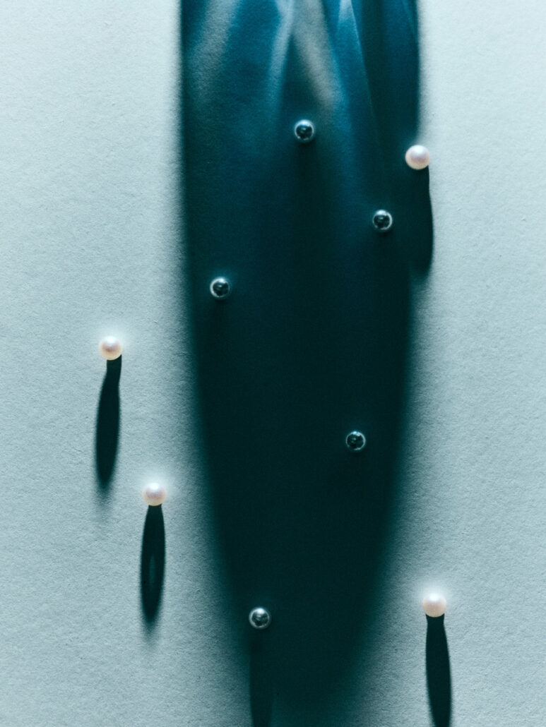 Perles de cultures blanches et grises